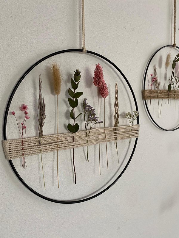 Anneau métallique avec des fleurs sèches et des herbes colorées