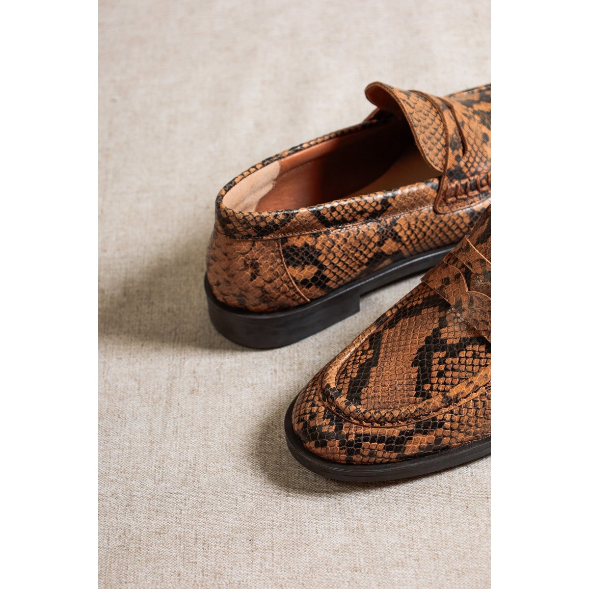 EMILIA CUOIO – Slipper aus Leder mit Schlangenprägung