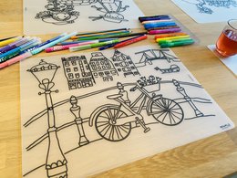 Genfarverbar dækkeserviet cykel på kanalen