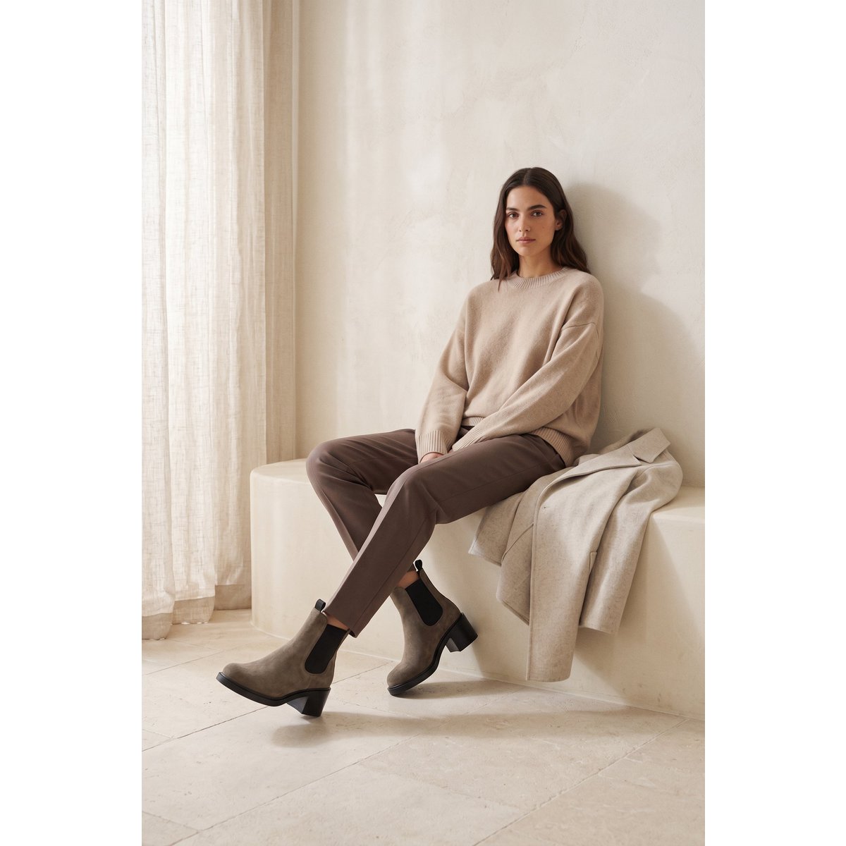 INMA NUTRIA TAUPE – Stiefeletten mit elastischen Einsätzen und Blockabsatz