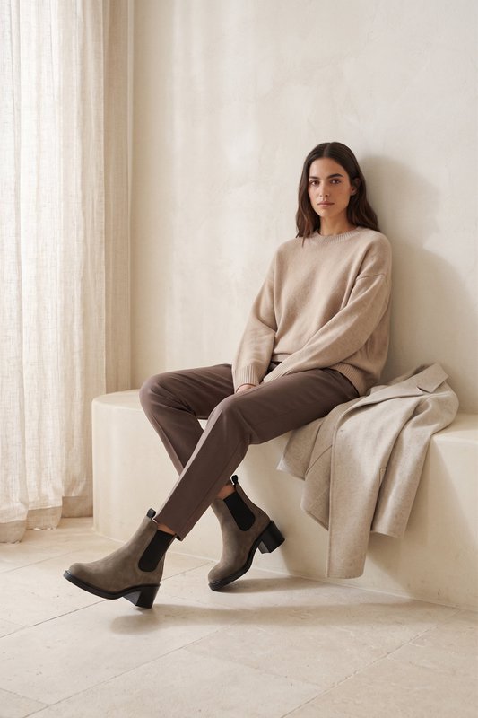 INMA NUTRIA TAUPE – Stiefeletten mit elastischen Einsätzen und Blockabsatz