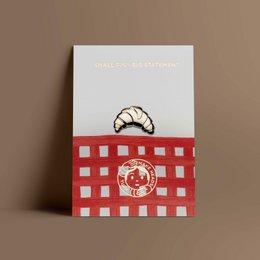 Golden Metal Pin "Croissant"