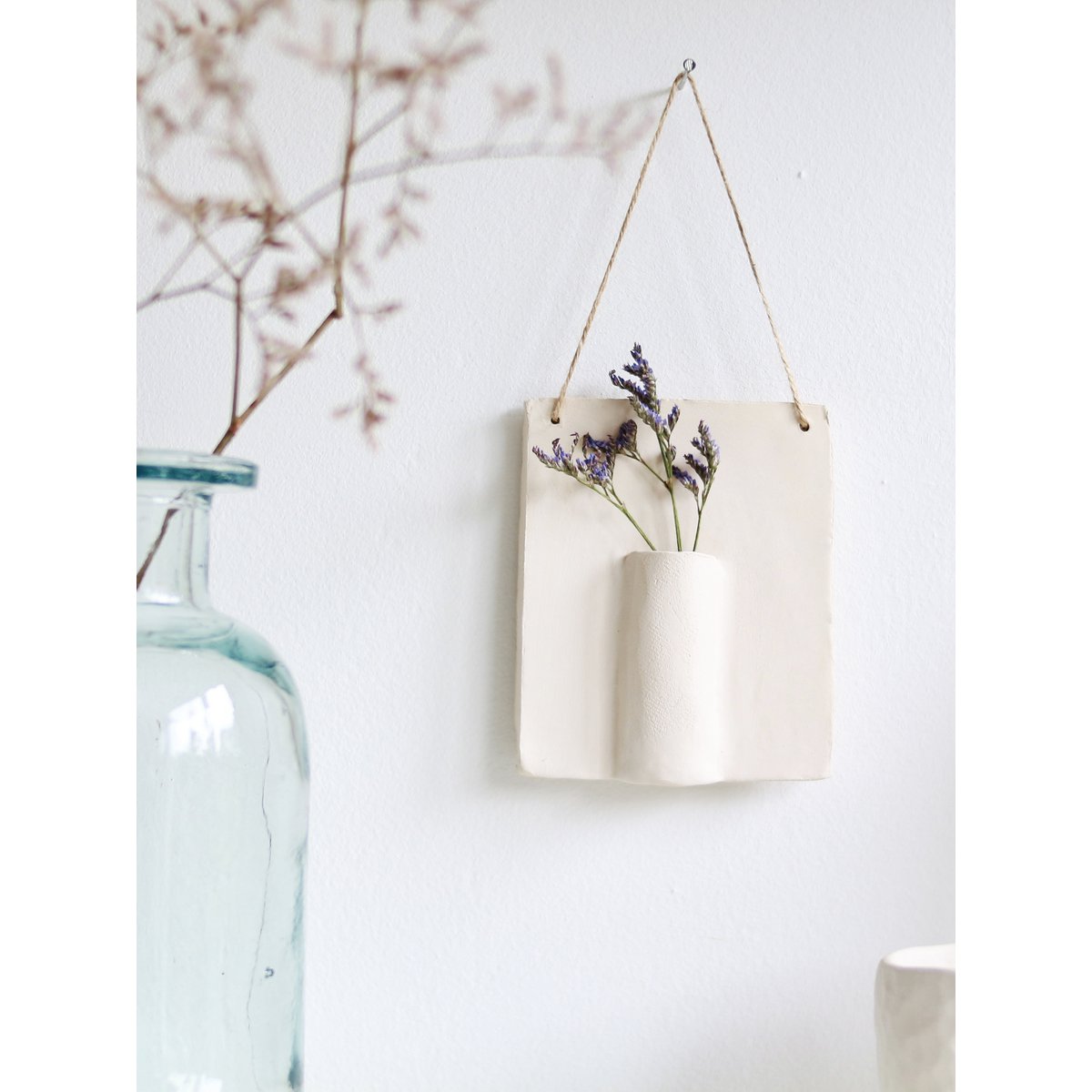 Wandhanger van keramiek met droogbloem