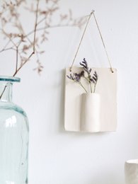 Wandhanger van keramiek met droogbloem