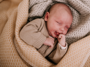 Cot blanket wool - soft yellow