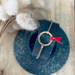 Elegant charm bracelet with a circular pendant and red accent. Available in rouge and vert cyprès colors.