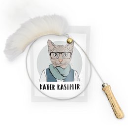 A robust and sustainable cat toy, this handcrafted fishing rod features a sheepskin pendant and is lovingly made in Germany. The product is suitable for pets and comes in a compact size.