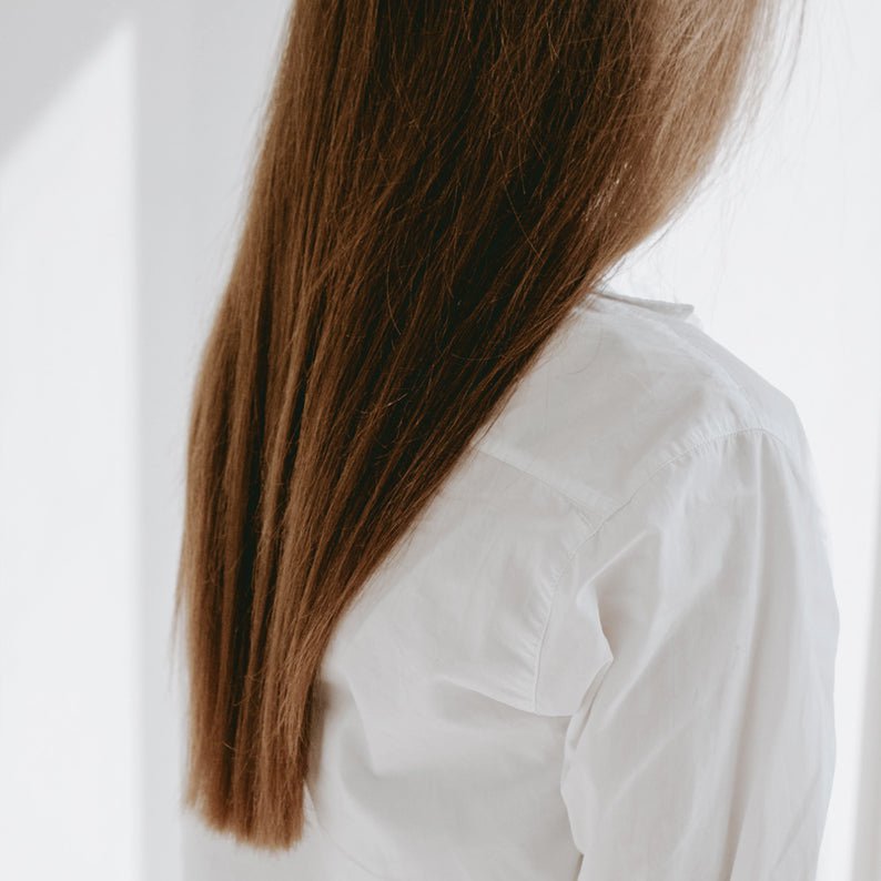 Biologische natuurlijke cosmetica-conditioner in poedervorm met een navulfles van vloeibaar hout