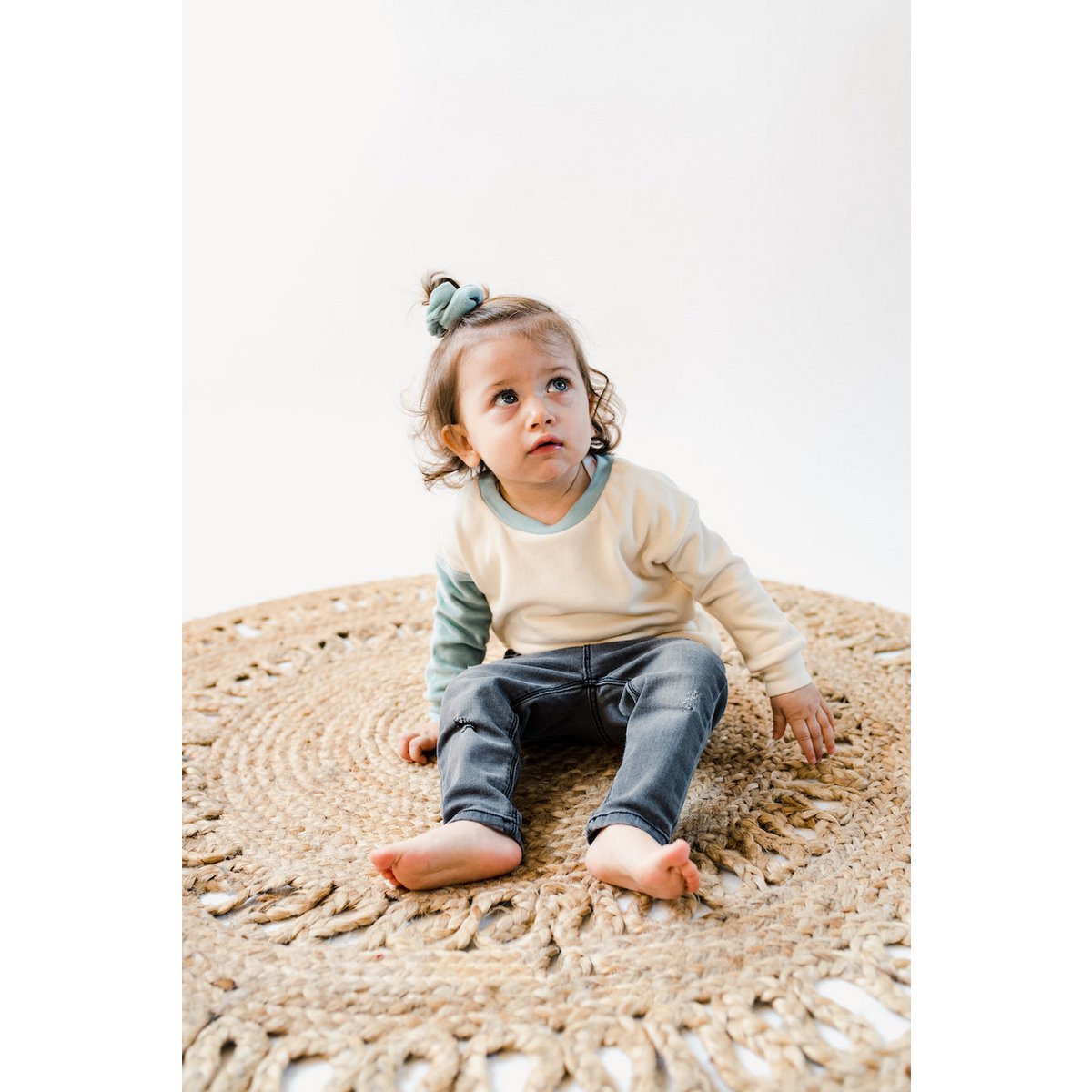 *Bestseller* Duurzame babytrui met kleurvlakken | Ecru met Aqua-arm | 100% GOTS-gecertificeerd biologisch katoen