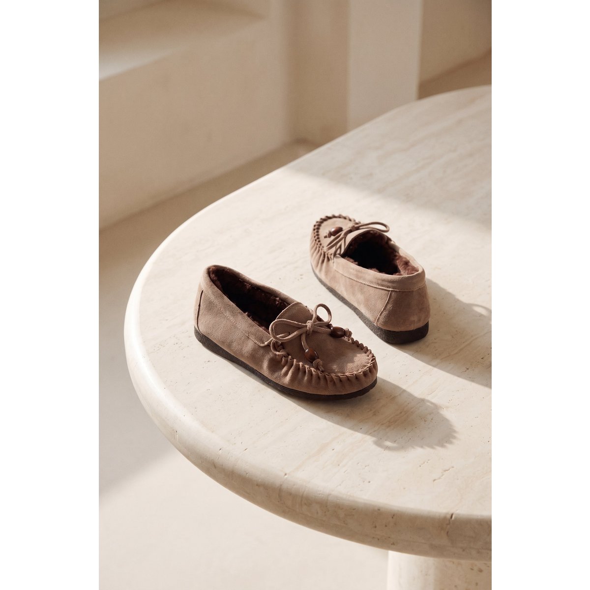 BINITA BEADS TAUPE – Suède ballerina's van harskralen met voering van imitatiebont