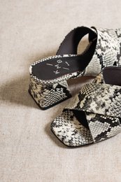 MOMMY OFF WHITE – Klapki na obcasie z wytłoczonym wzorem węża