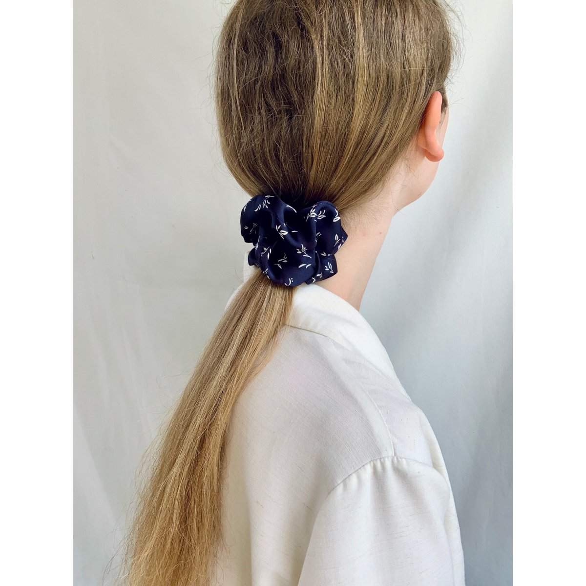 Scrunchie - Navy Flowers - Genbrug