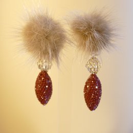 Fur pelz ear clips with red pearl, oval-shaped, glittery red accents.