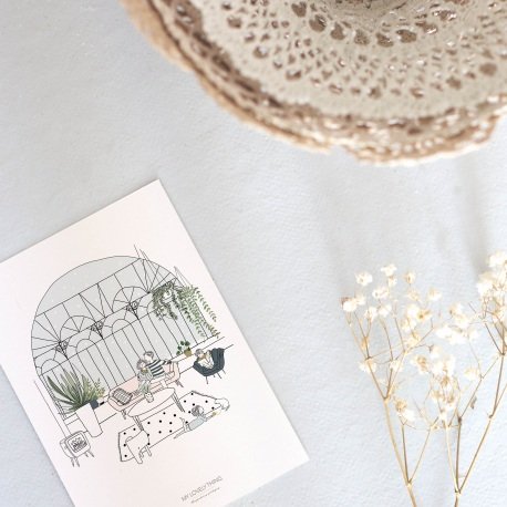 Card Conservatory - Famiglia in soggiorno con divano e baldacchino