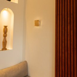 Ładowalna lampa ścienna Lane w kolorze jasnobrązowym