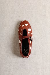 LIZA BAMBY – Hair-On Leder Mary Jane Flats VORBESTELLUNG