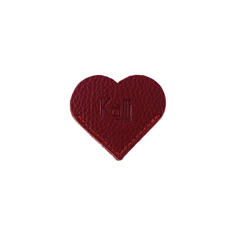 K0038VB | Made in Italy Heart Bookmark in genuine full-grain leather, dollar grain - Color Red - Dimensions: 6 x 5.5 x 0.5 cm - Packaging: rigid bottom/lid Gift Box