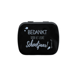 A black tin container with the text "Bedankt voor het leuke schooljaar!" (Dutch for "Thank you for the nice school year!") printed on it, containing white mints or candies.
The product is a peppermint tin with the text "Thanks School Year" printed on it, indicating it is a gift or favor for the end of the school year. The tin is black in color and contains white mints or candies inside. This product would be suitable for a semantic search related to school-themed gifts, end-of-year celebrations, or peppermint-flavored candies.