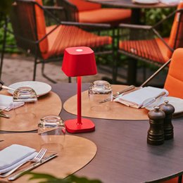 Lampe de table rechargeable rouge Ava Berry