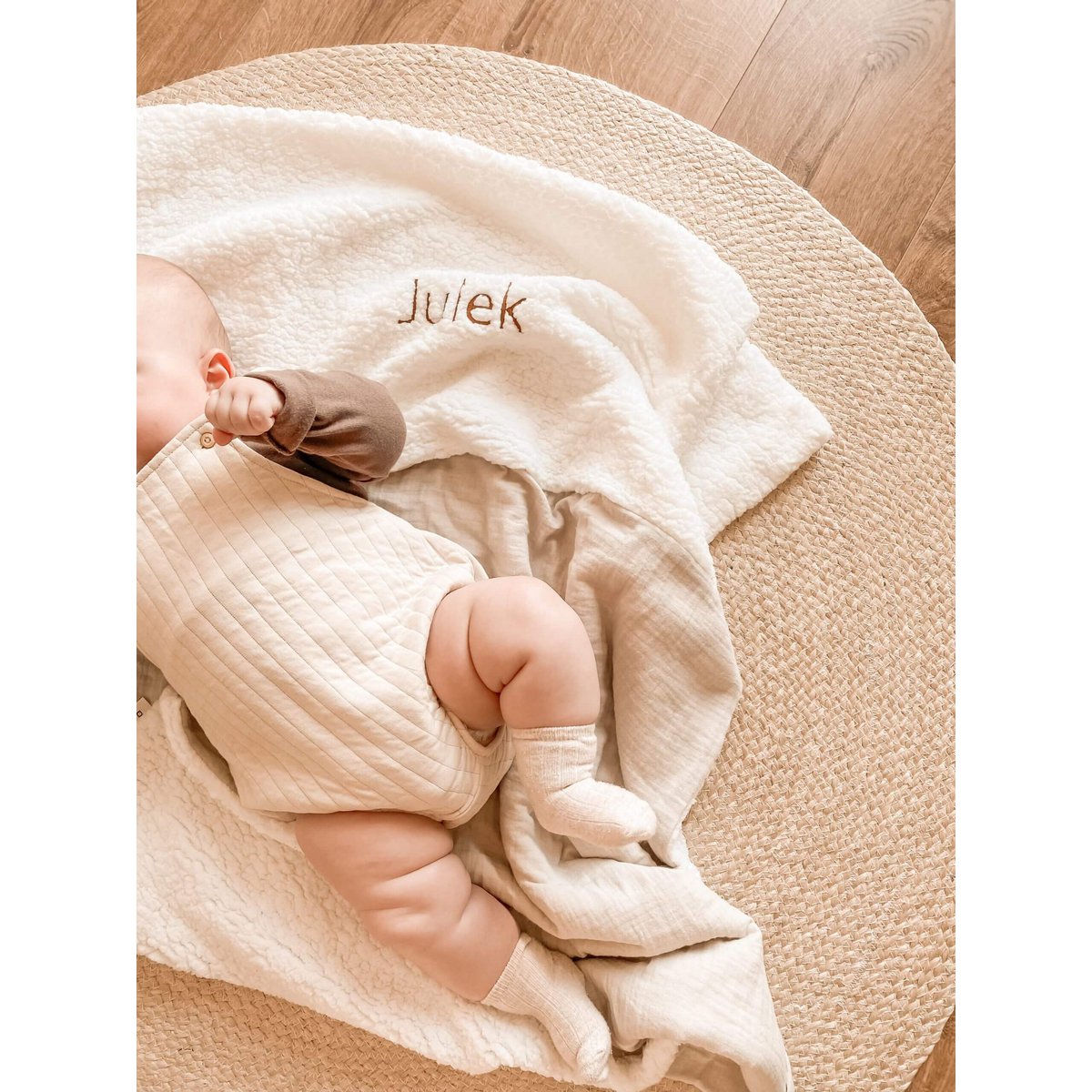 A soft "teddy" blanket with an individually selected, embroidered inscription - white