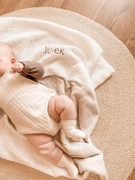 Una morbida coperta "orsacchiotto" con un'iscrizione ricamata selezionata individualmente - bianca