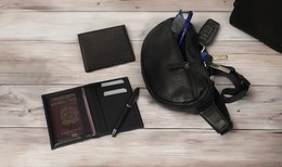 K0012AB | Pouch in genuine full grain leather, with light grain. 4 pockets with zip closure. Polished Nickel Accessories. Black colour. Dimensions: 25 x 13 x 5.5 cm. Packaging: Tnt bag