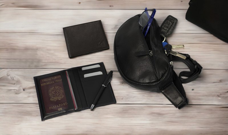 K0012AB | Pouch in genuine full grain leather, with light grain. 4 pockets with zip closure. Polished Nickel Accessories. Black colour. Dimensions: 25 x 13 x 5.5 cm. Packaging: Tnt bag