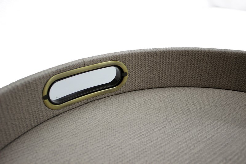Comprimé rond des motifs de tricot brun beige avec poignées en laiton