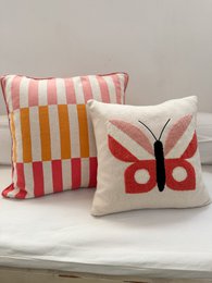 Cuscinetto farfalla rosa, morbido in cotone con ricamo punchneedle.