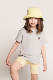 Camiseta hecha de algodón con bordados cardíacos