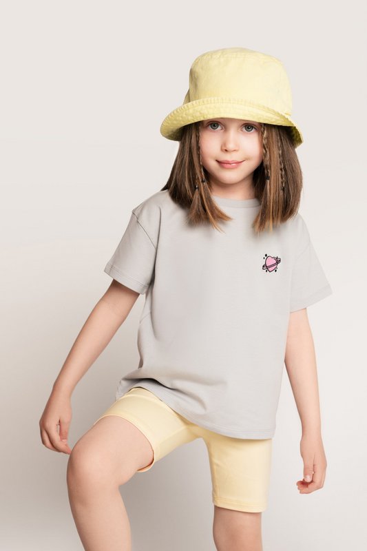 Camiseta hecha de algodón con bordados cardíacos
