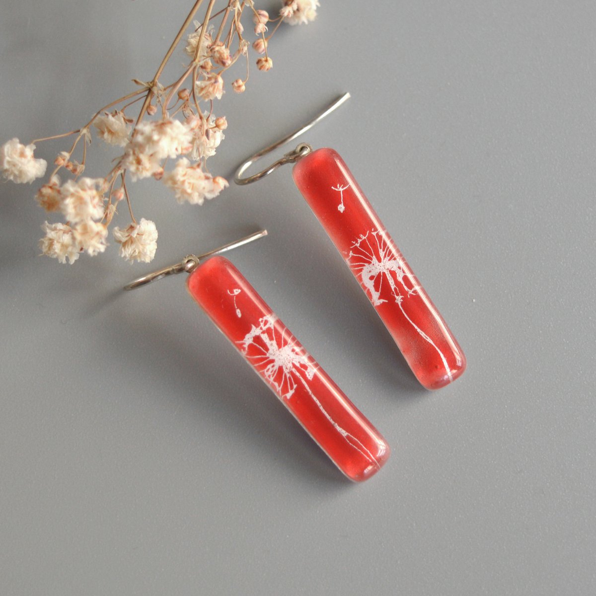 Paardebloemoorbellen in diep rood en wit, lange bungelstaaf, glas en sterling zilver