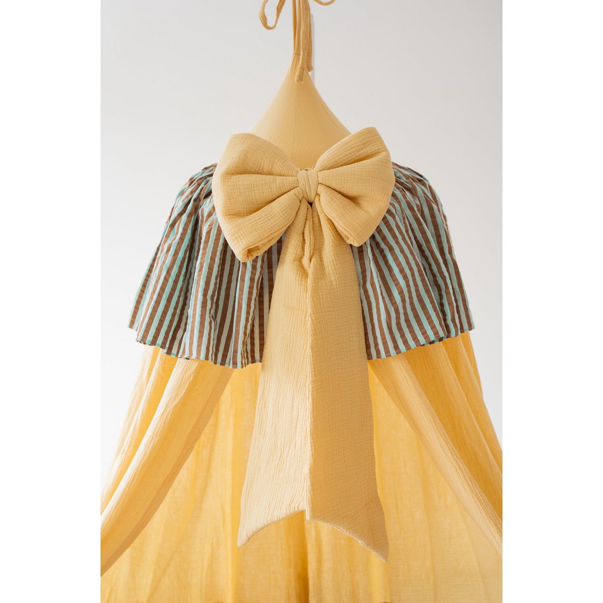 Dosel infantil con volante "amarillo mantequilla"
