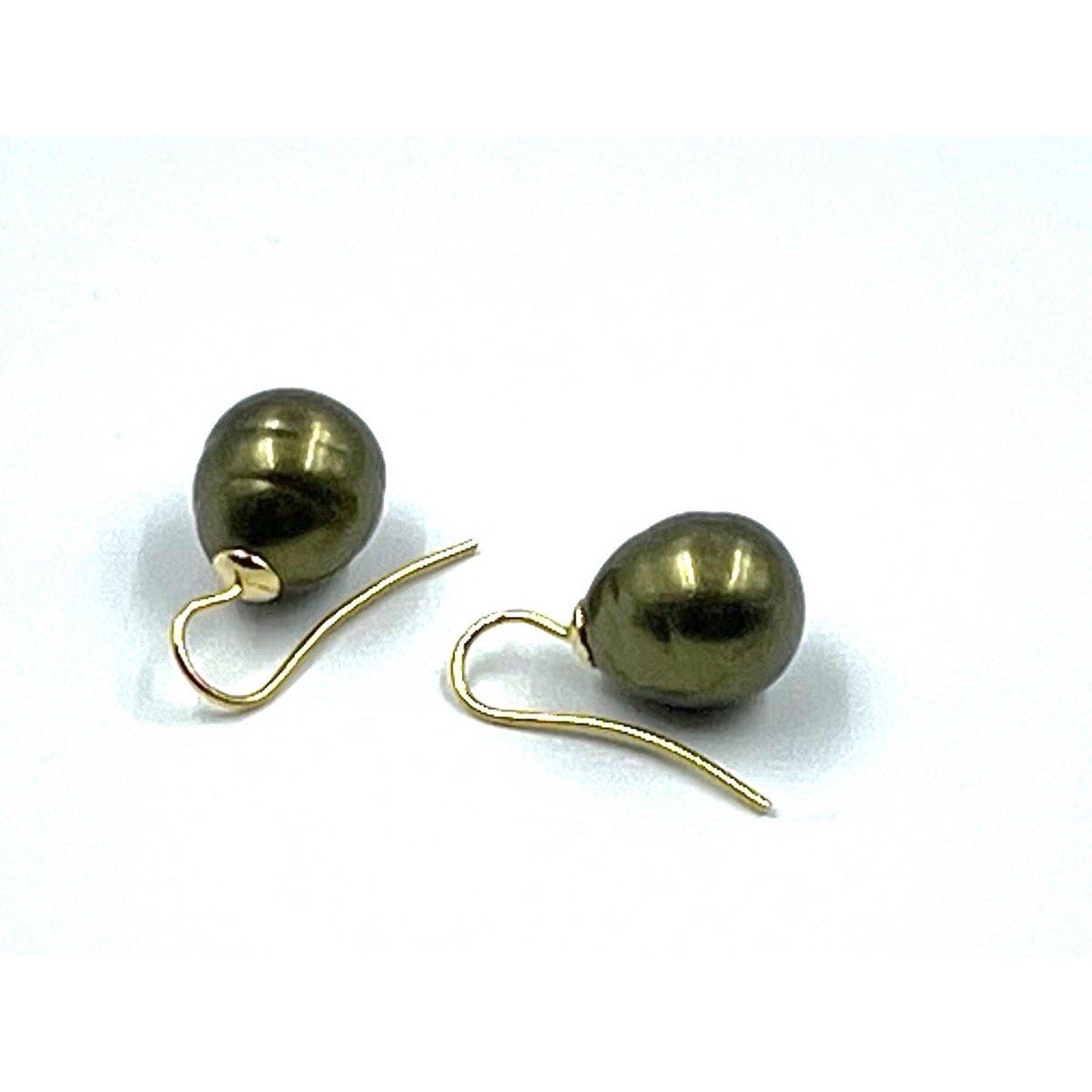 Pearl earrings classic