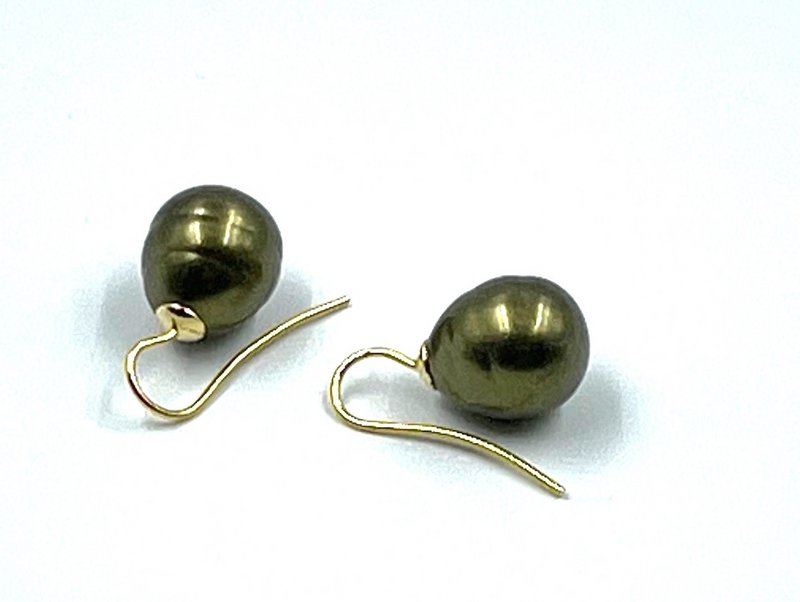 Pearl earrings classic