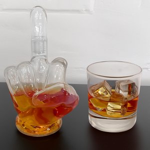 Whiskey gifts for men, middle finger decoration, whiskey carafe, glass carafe with 750 milliliter filling volume