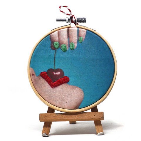 Handgefertigte Stickrahmen-Wandkunst – Rote Münder – Textile Wanddekoration (10 cm)