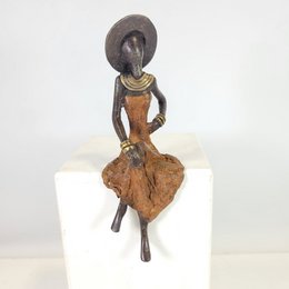 Bronze sculpture "Femme assise avec chapeau" by Soré | different sizes and colors