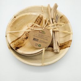 Wooden picnic set for 4 people, includes plates, cups, and utensils made of natural materials.