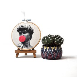 Håndlavet broderibøjle vægkunst - Bubblegum berømtheder - Tekstil vægkunst dekoration (10 cm)