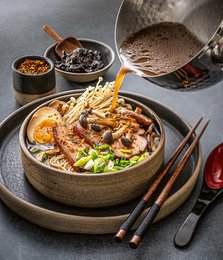 Ramen. Traditionelle og moderne soulfood-opskrifter at nyde