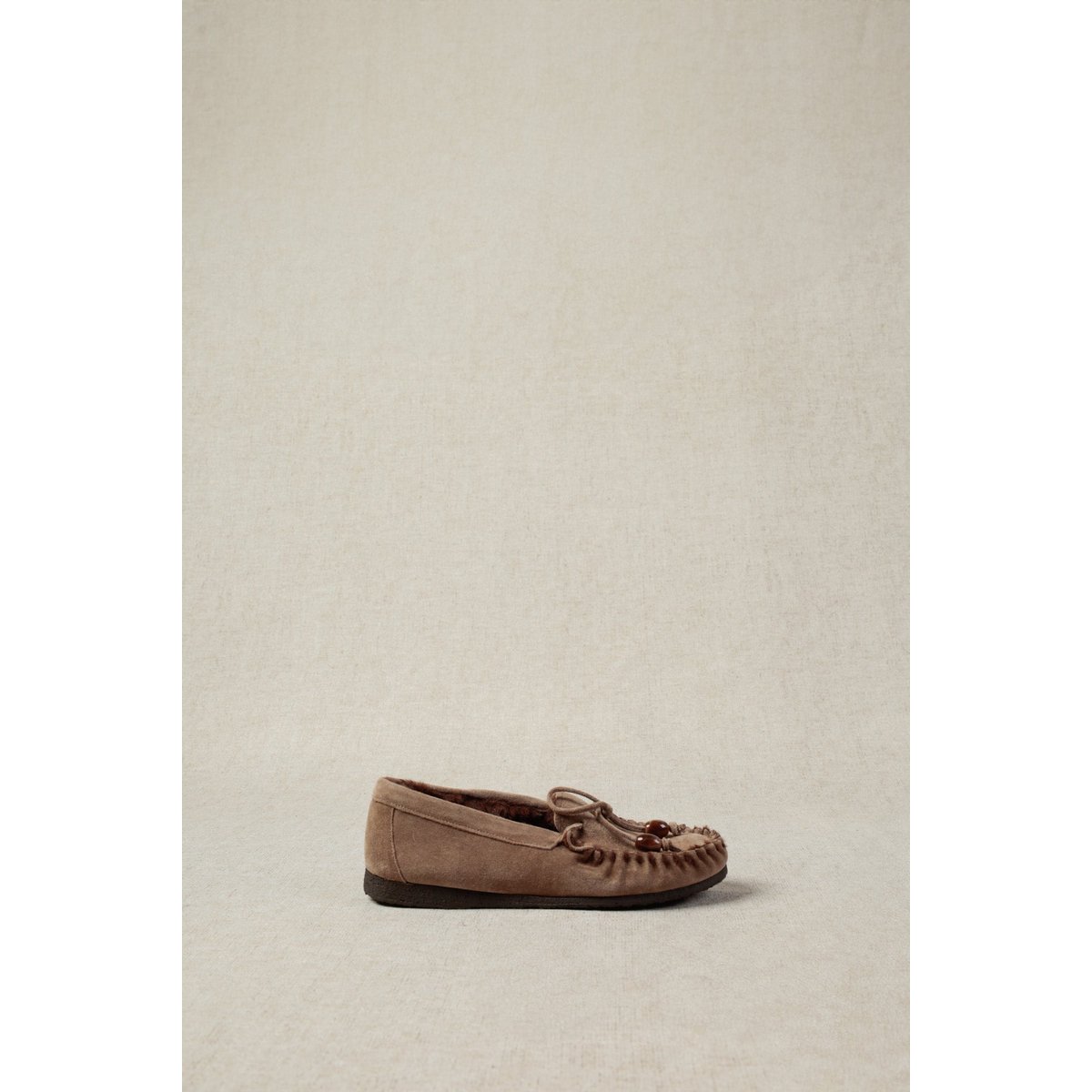 BINITA BEADS TAUPE – Suède ballerina's van harskralen met voering van imitatiebont