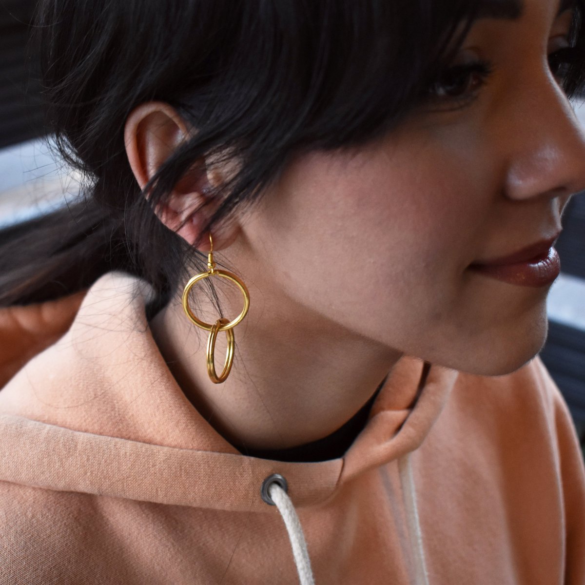 Aretes minimalistas de doble lazo, joyería geométrica contemporánea | por lovebynlanla