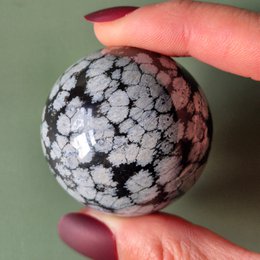 Snowflake Obsidian Sphere 4-5 cm – Helbredende sten til balance- og rensekugle