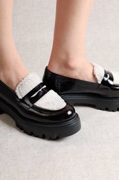 LISSY BLACK AND WHITE – Skórzane mokasyny z detalami ze sztucznego futra
