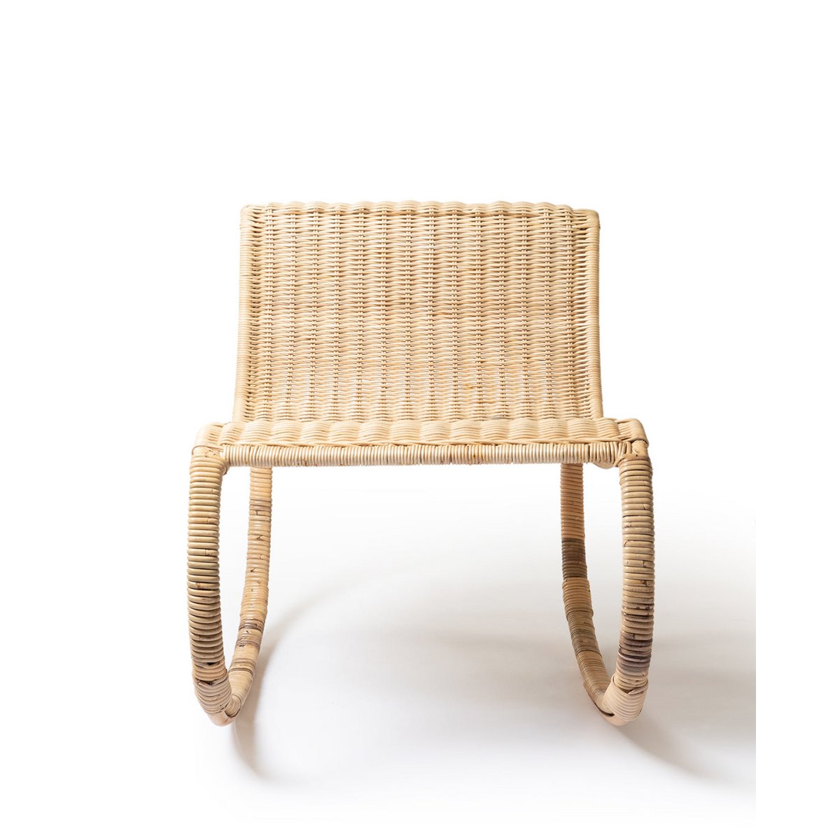 Fotel bujany Kukup z naturalnego rattanu, wykonany ręcznie z naturalnym wykończeniem, wysokość 80 cm długość 66 cm głębokość 102 cm, pochodzenie Indonezja