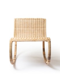 Sedia a dondolo Kukup in rattan naturale, realizzata a mano con finitura naturale, altezza 80 cm lunghezza 66 cm profondità 102 cm, provenienza Indonesia