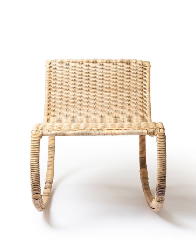 Sedia a dondolo Kukup in rattan naturale, realizzata a mano con finitura naturale, altezza 80 cm lunghezza 66 cm profondità 102 cm, provenienza Indonesia