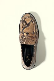 EMILIA SNAKE TAUPE – Flache Loafer aus weichem Leder