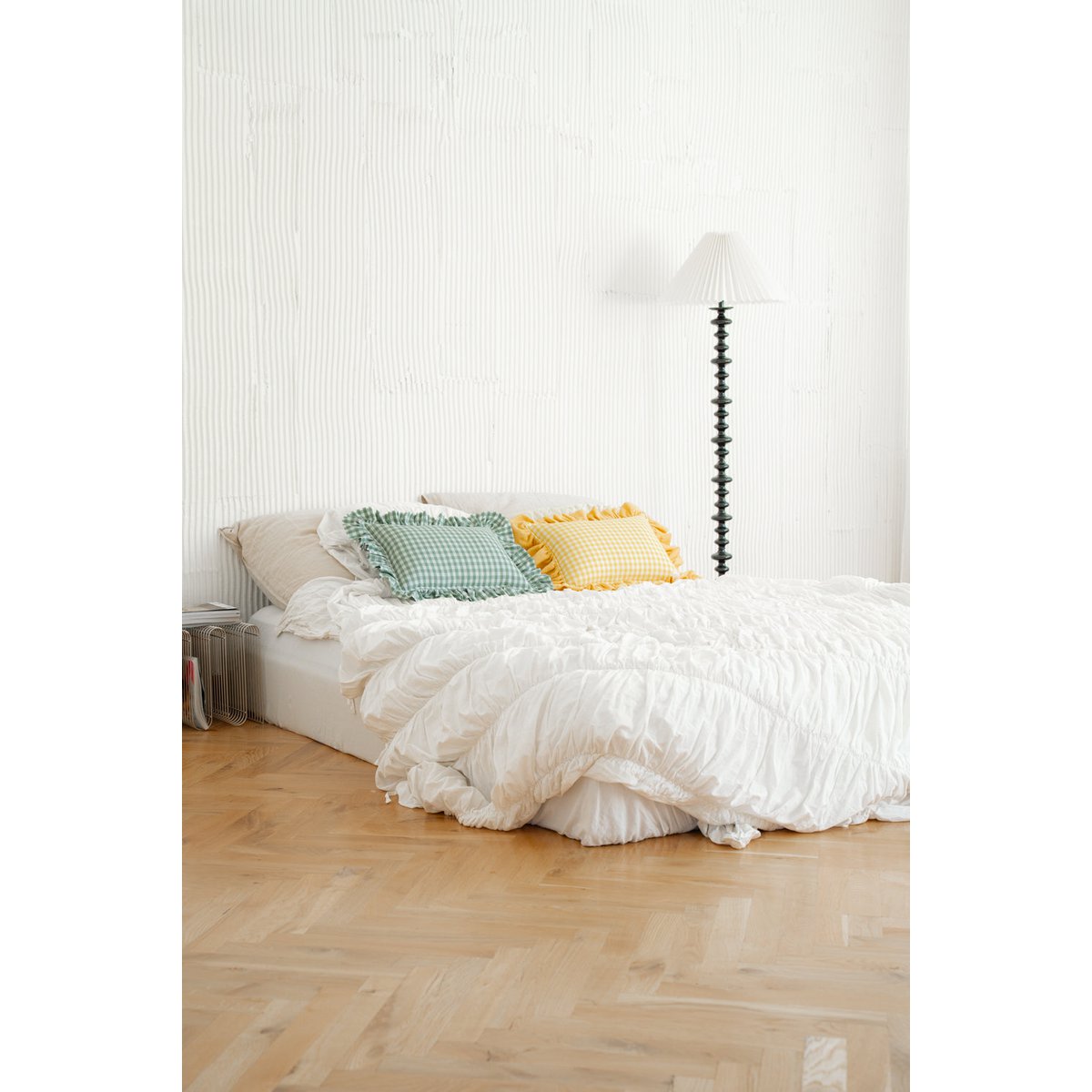 Decorative pillow with ruffle "Sage check"